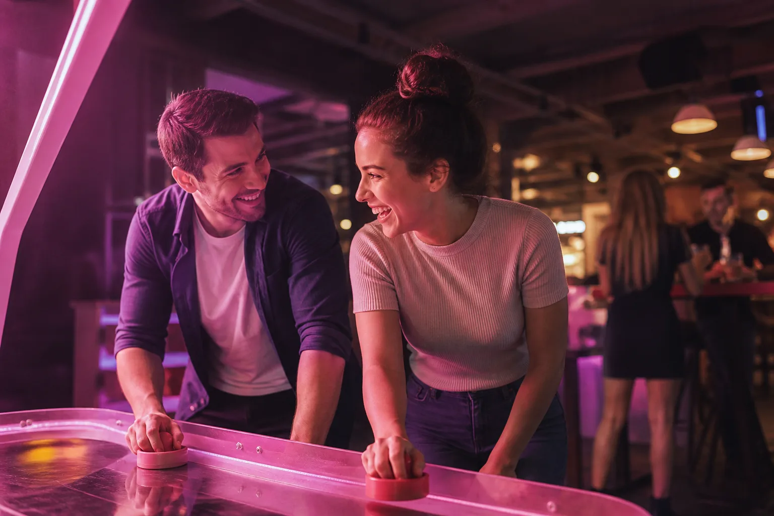 Surrey singles chatting at a relaxed evening event in Guildford
